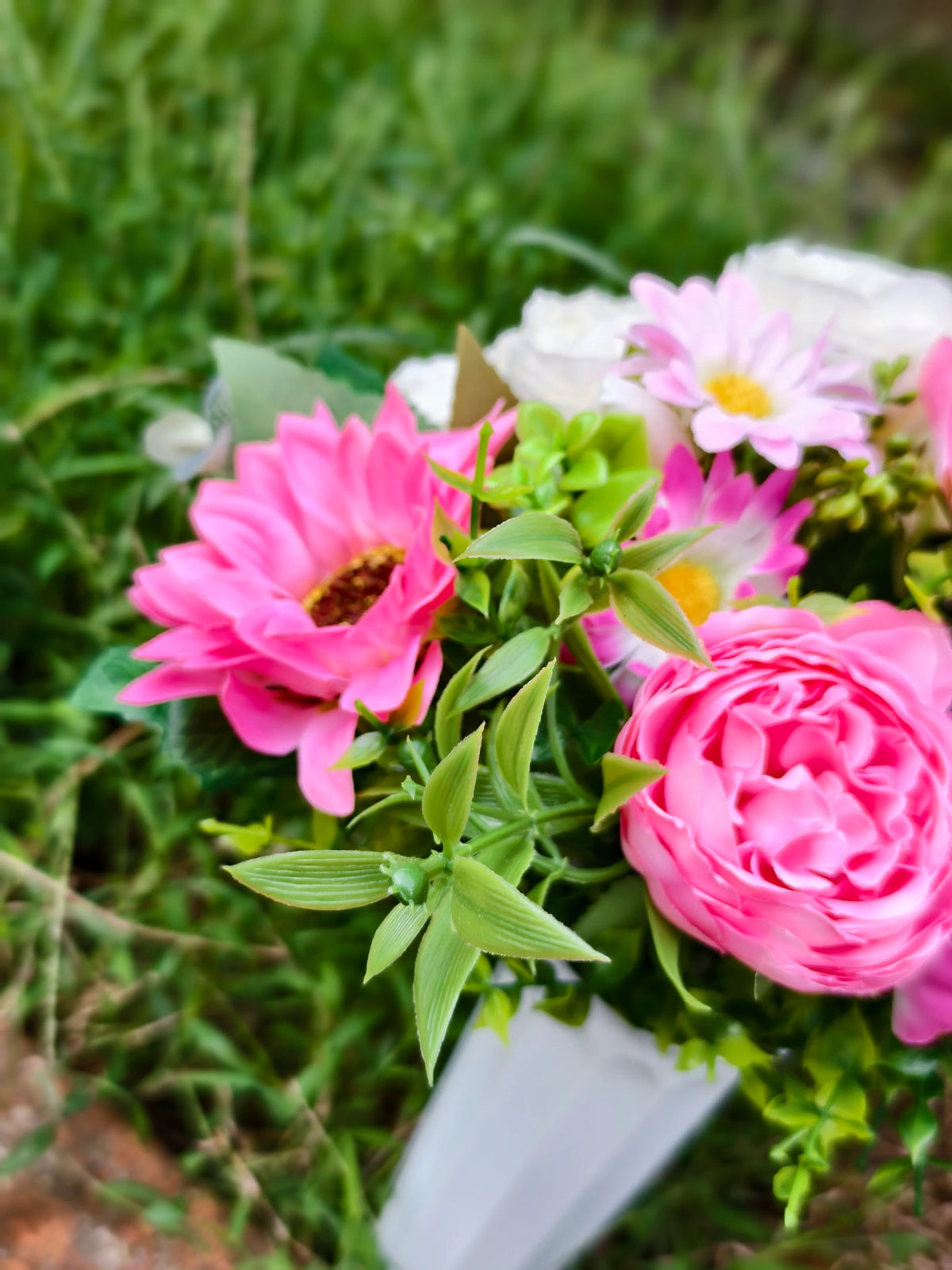 Künstlicher Grabstrauß mit Pfingstrosen, Sonnenblumen und Eukalyptus, 15 Blüten, mit Topf, für Grabschmuck und Dekoration