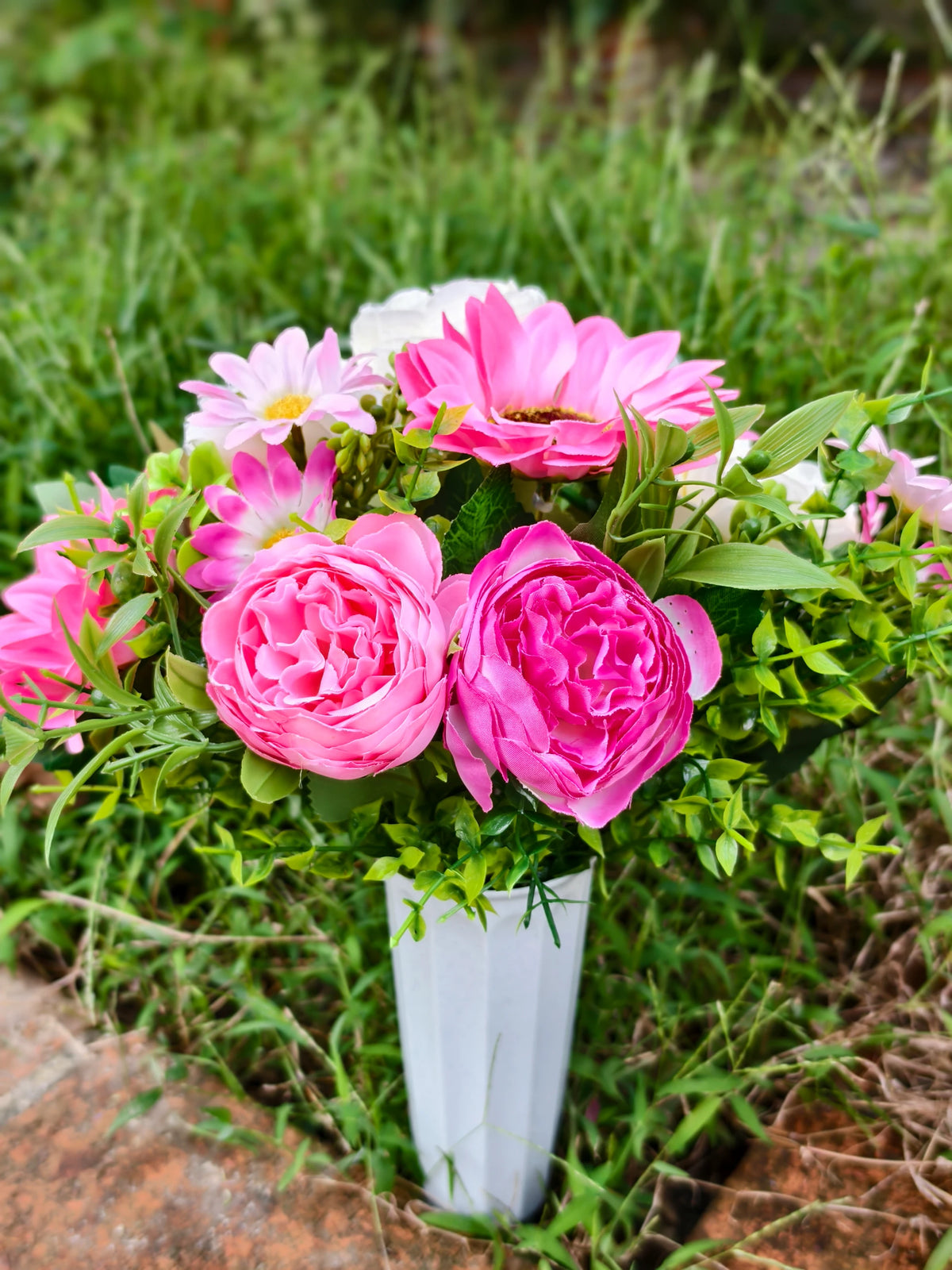 Künstlicher Grabstrauß mit Pfingstrosen, Sonnenblumen und Eukalyptus, 15 Blüten, mit Topf, für Grabschmuck und Dekoration