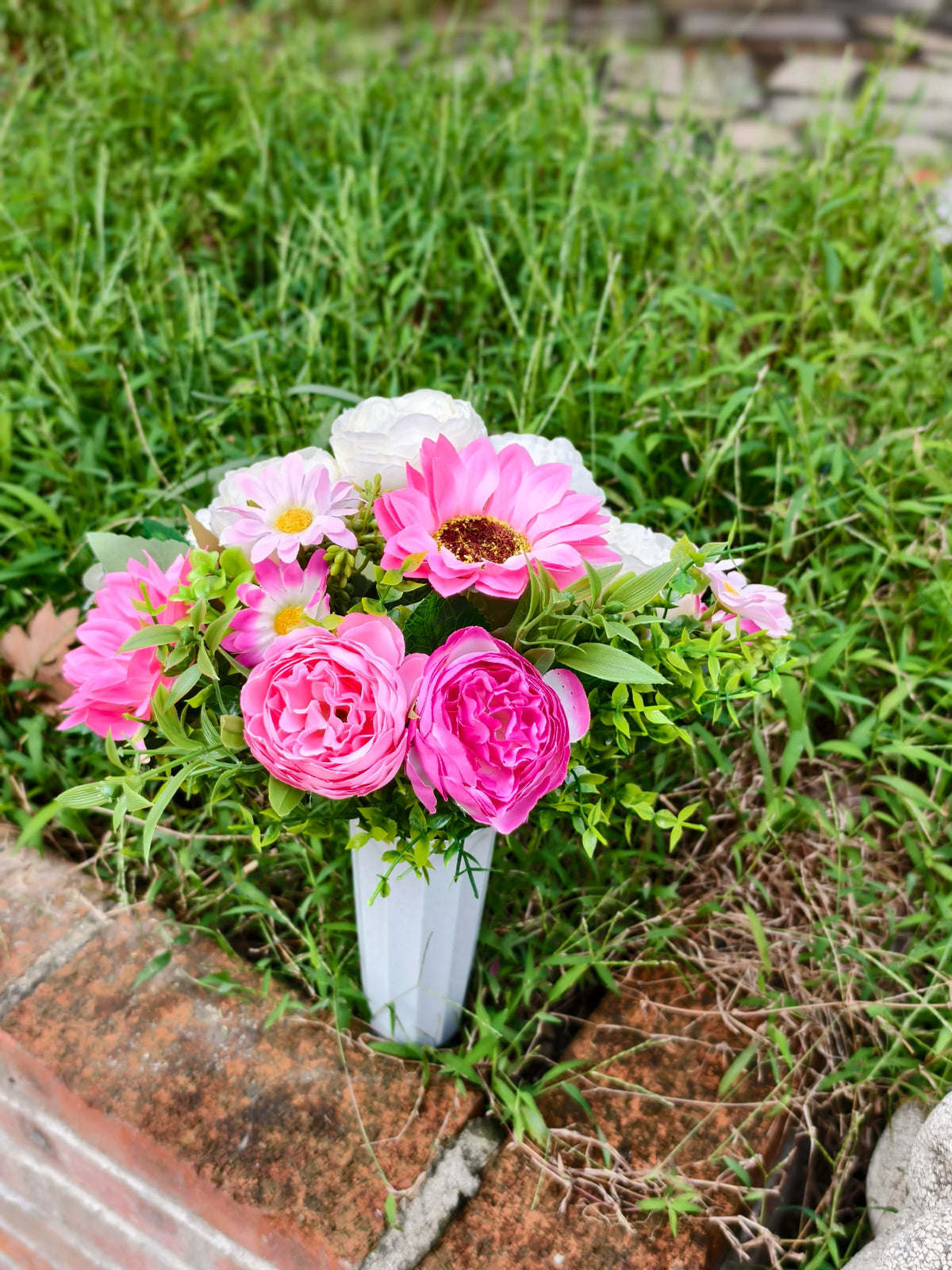 Künstlicher Grabstrauß mit Pfingstrosen, Sonnenblumen und Eukalyptus, 15 Blüten, mit Topf, für Grabschmuck und Dekoration