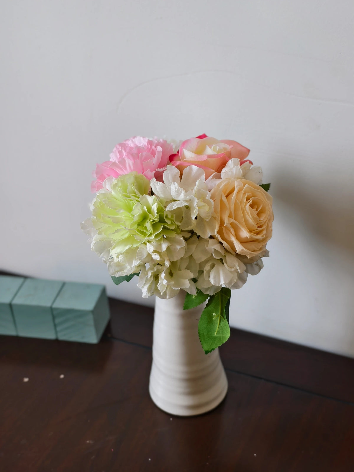 Künstlicher Blumenstrauß mit Rosen, Nelken und Hortensie, 5 Blüten, Kunstseide-Stoff, Vintage, Hochzeit, Hotel, Schaufenster