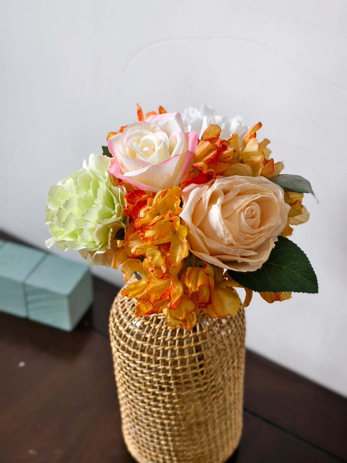 Künstlicher Blumenstrauß mit Rosen, Nelken und Hortensie, 5 Blüten, Kunstseide-Stoff, Vintage, Hochzeit, Hotel, Schaufenster