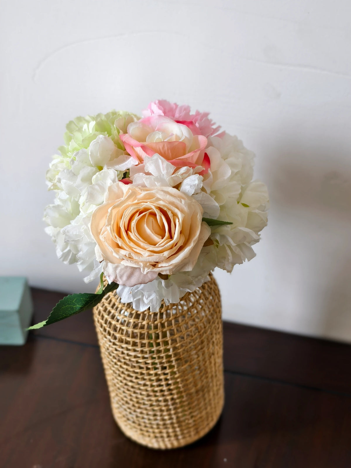 Künstlicher Blumenstrauß mit Rosen, Nelken und Hortensie, 5 Blüten, Kunstseide-Stoff, Vintage, Hochzeit, Hotel, Schaufenster