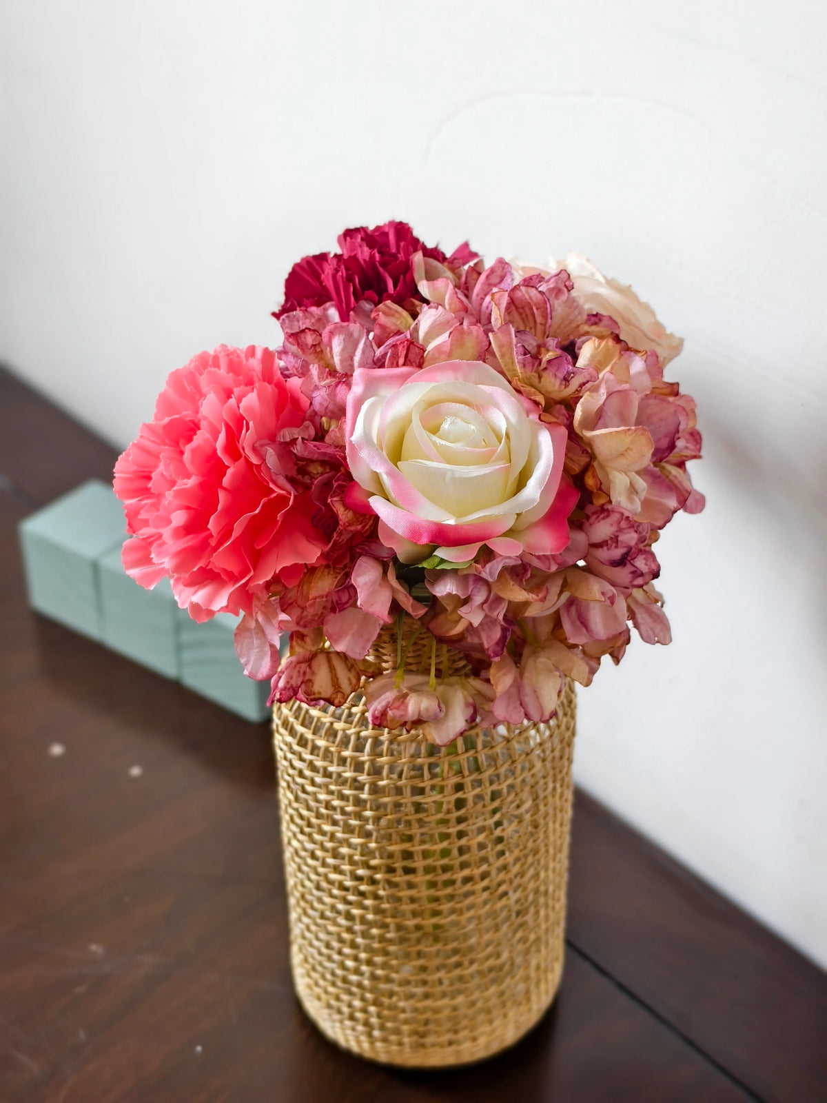 Künstlicher Blumenstrauß mit Rosen, Nelken und Hortensie, 5 Blüten, Kunstseide-Stoff, Vintage, Hochzeit, Hotel, Schaufenster