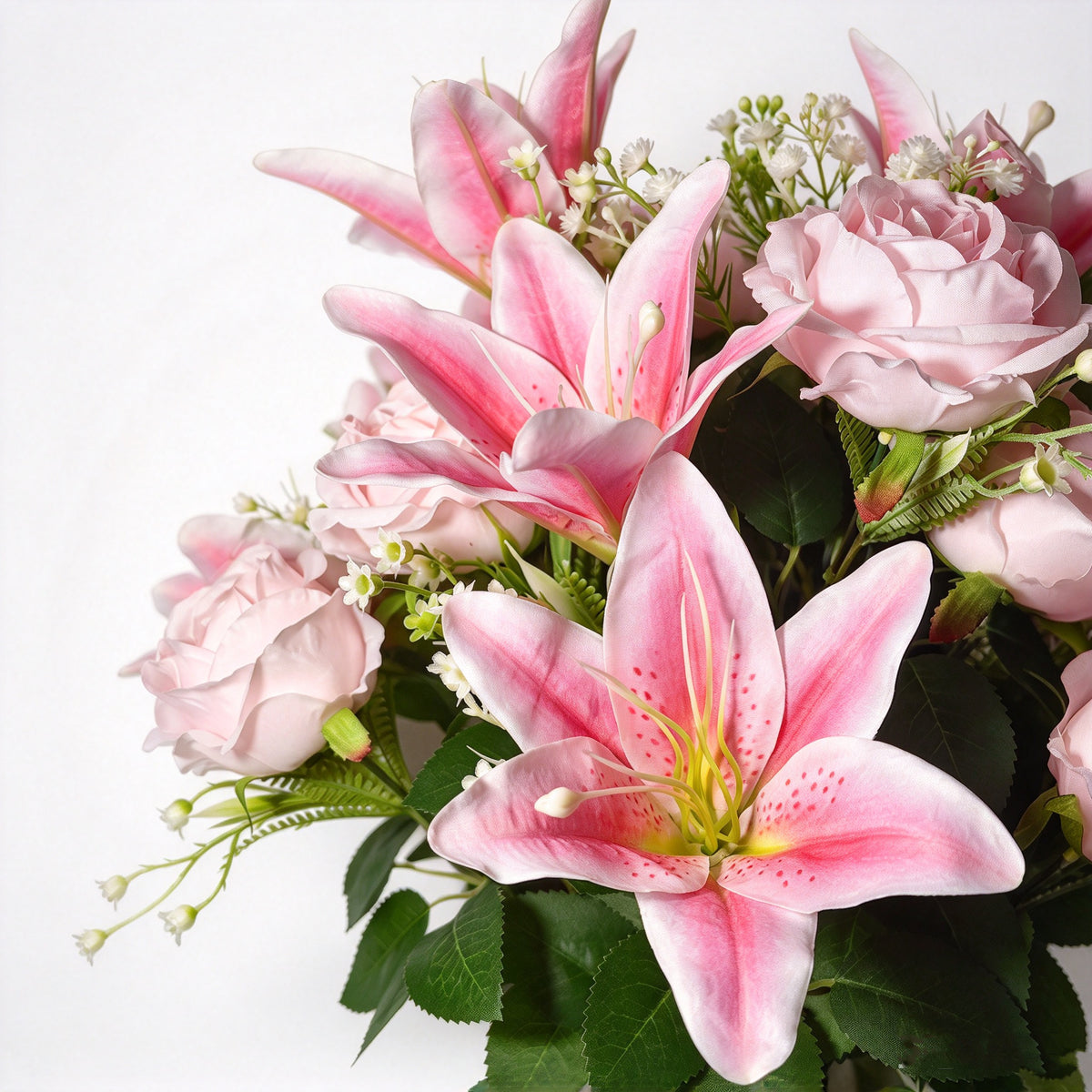 Grabschmuck Kunstblumen Lilien, Rosen & Schleierkraut, Blumenstrauß mit 24 Blütenköpfen, Rosa-Verlauf, Grabgesteck mit Steckeimer, für Friedhof