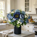 Kunstblumen-Bouquet Pfingstrose, Hortensie & Chrysantheme, 24 Blütenköpfe, Stoffblumen mit Metallvase, Staubblau, für Herbst und Winter