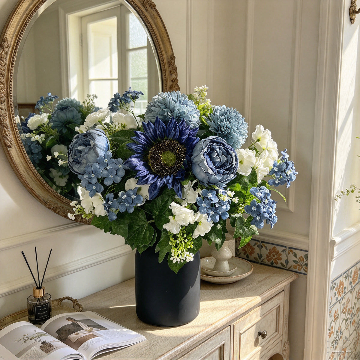 Kunstblumen-Bouquet Pfingstrose, Hortensie & Chrysantheme, 24 Blütenköpfe, Stoffblumen mit Metallvase, Staubblau, für Herbst und Winter