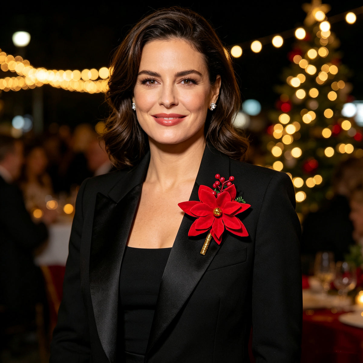 Weihnachtsstern-Anstecker oder Stechpalmen-Anstecker mit Tannenzapfen und Goldkugel, künstliche Weihnachts-Boutonnière für Hochzeit und Festtage