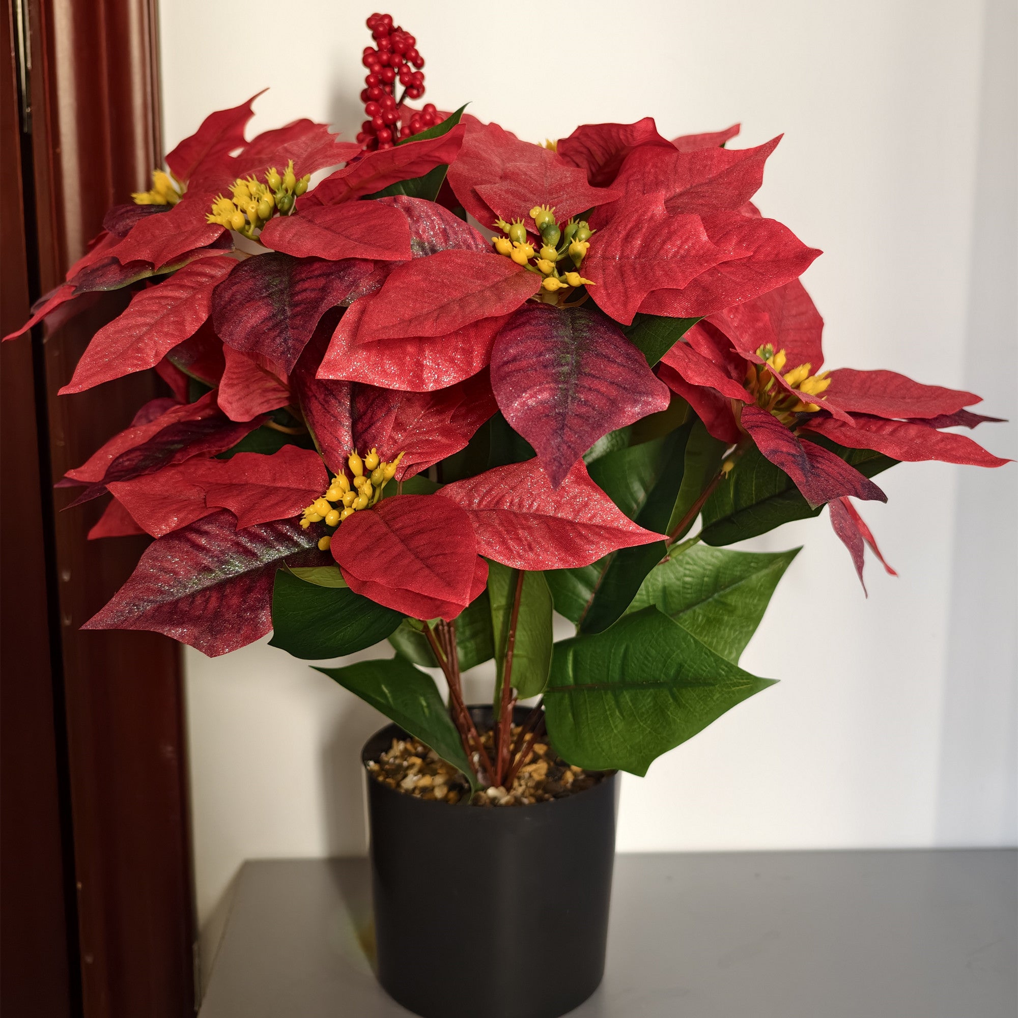 45 cm künstliche Poinsettie-Pflanze mit roten Beeren - In Topf für Weihnachtsdekorationen zu Hause, auf der Veranda und im Garten