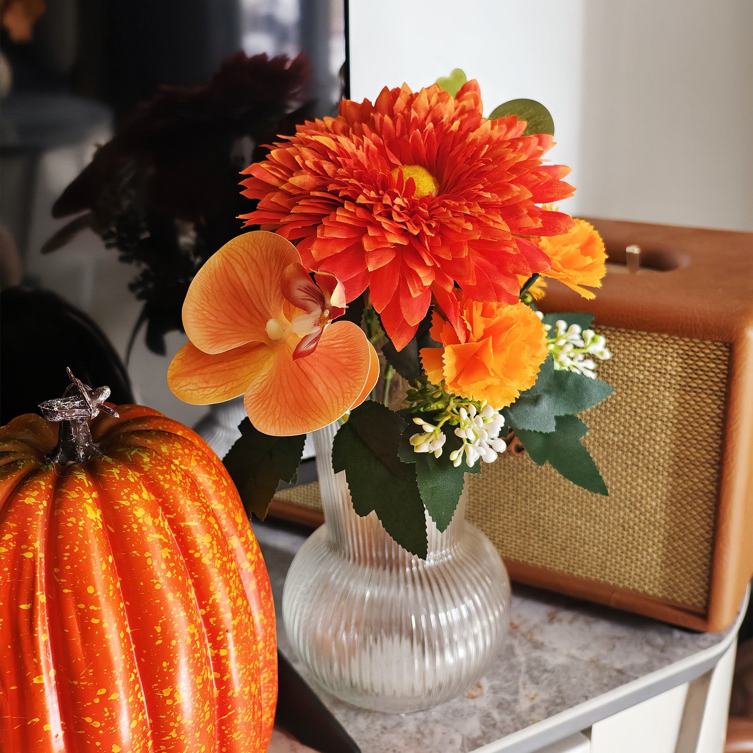 30 cm 7 Stängel Orange Blumenstrauß (Strauchform) – Sonnenblume, Nelken & Orchidee zur Herbstdekoration
