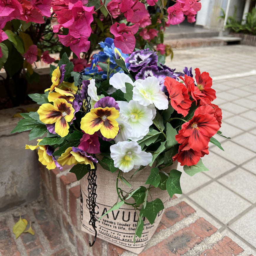 Vorgemontierte künstliche Außenblumen mit Hängeschale Hänge-Efeu-Pflanzen, Stiefmütterchen-Blüten