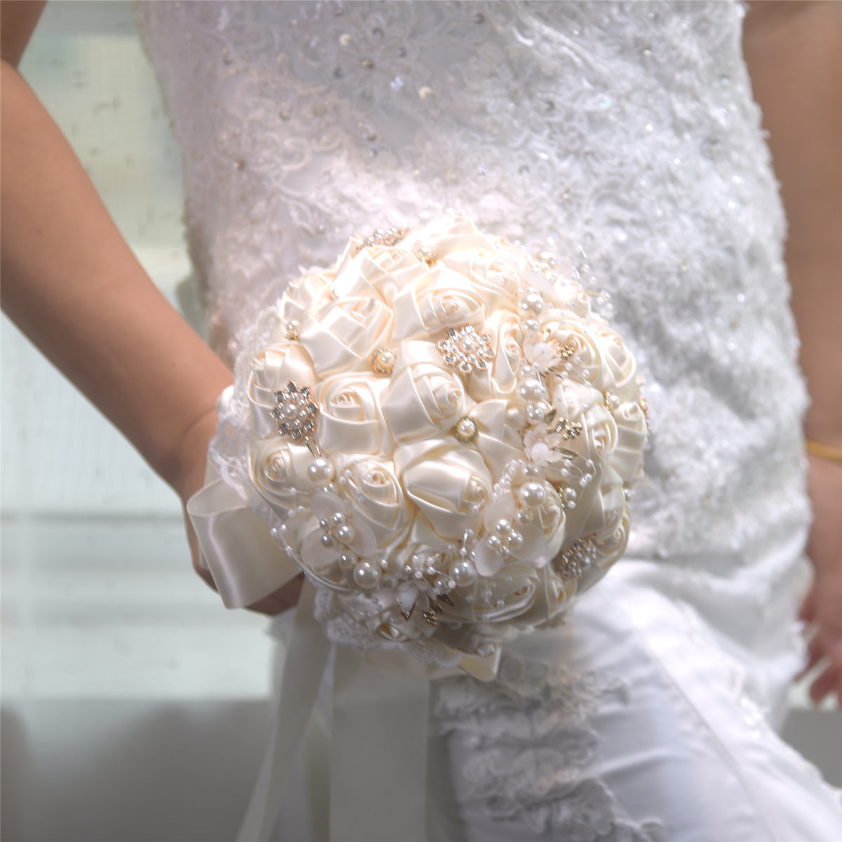 Eleganter Runder Brautstrauß aus Satinrosen