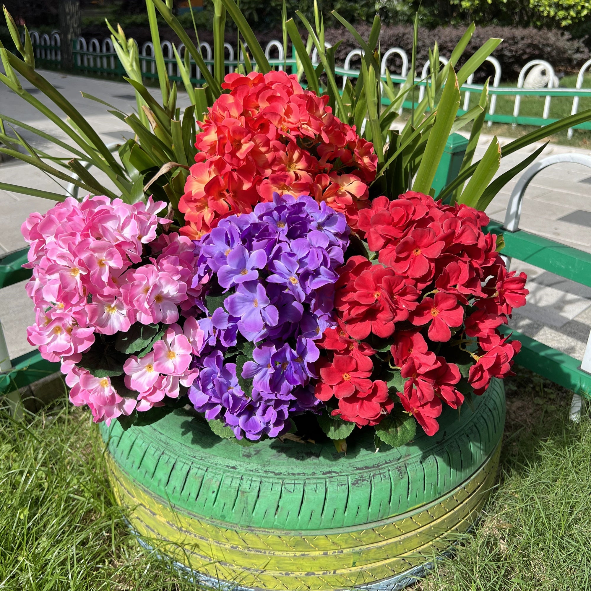 Großhandel: Großes 24-Stängel-Künstliches Geranium-Busch-Blumen, künstliche Pflanzen, uv-beständig für den Außenbereich, Großhandel