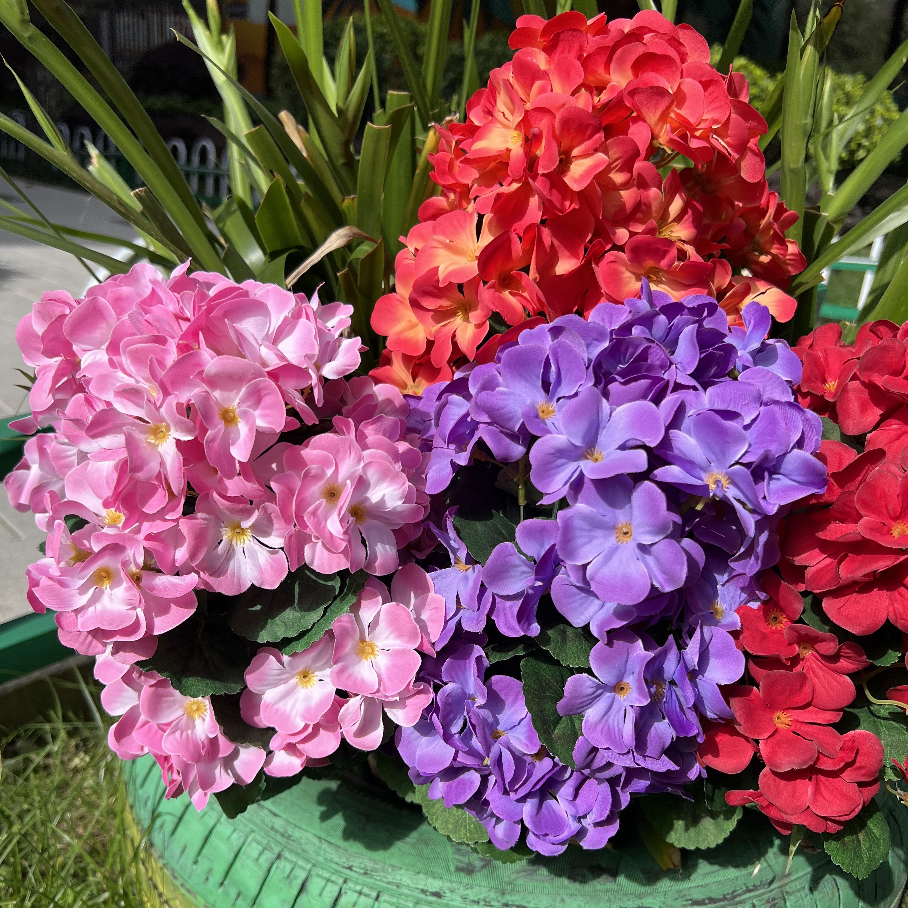 Großhandel: Großes 24-Stängel-Künstliches Geranium-Busch-Blumen, künstliche Pflanzen, uv-beständig für den Außenbereich, Großhandel