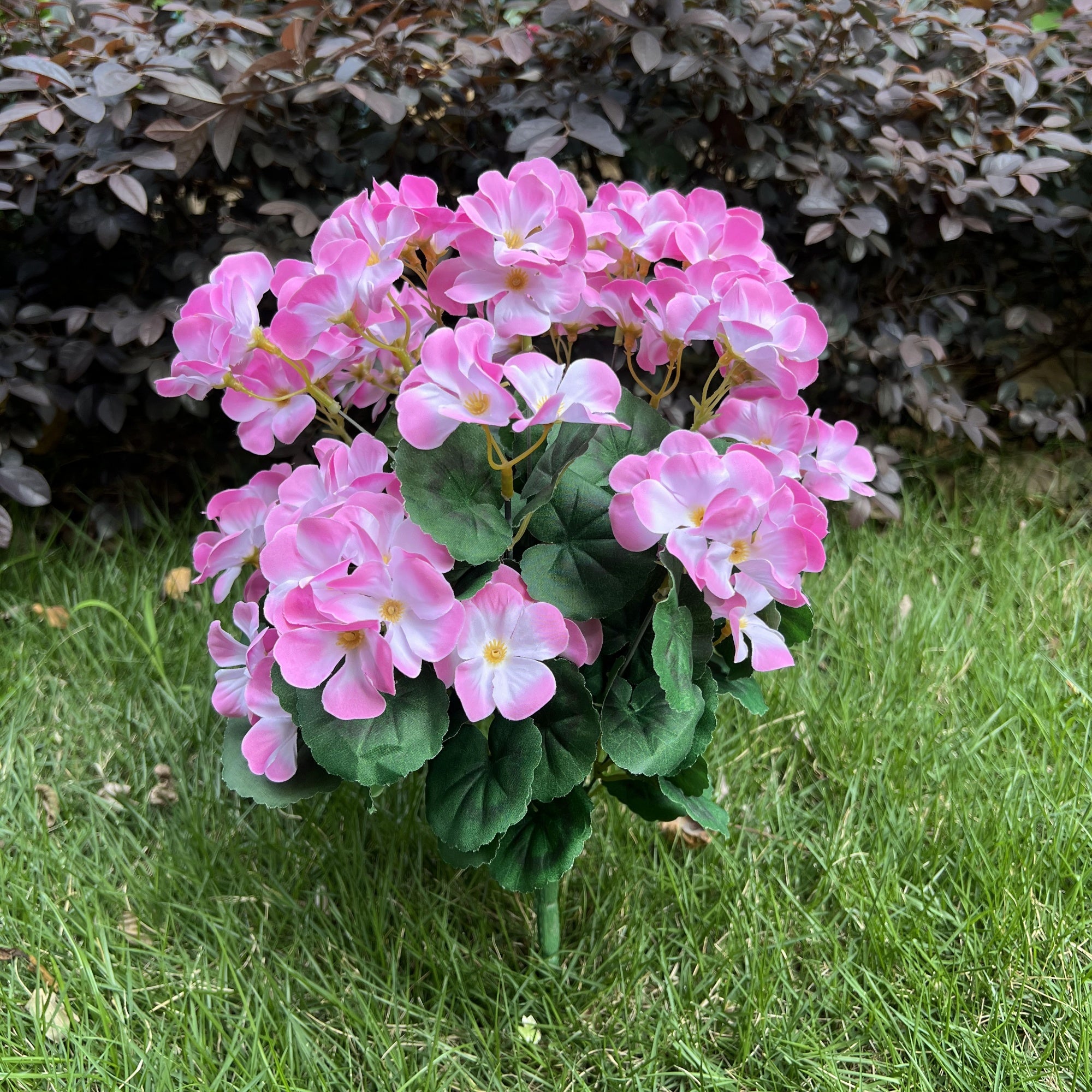 Großhandel: Großes 24-Stängel-Künstliches Geranium-Busch-Blumen, künstliche Pflanzen, uv-beständig für den Außenbereich, Großhandel