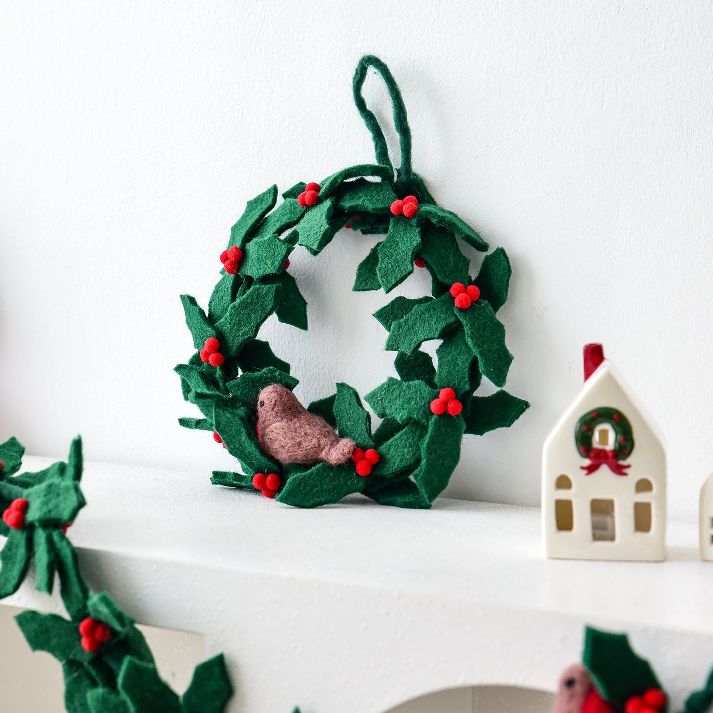 20 cm Exklusiver handgemachter Filz-Weihnachtskranz in Dunkelgrün mit roten Beeren und Rotkehlchen – typische skandinavische Deko für die gemütliche Herbst-, Winter- und Weihnachtszeit