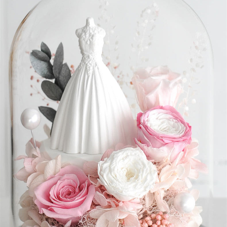 Hochzeitsstil Erhaltene Rote Rose in Glaskuppel mit LED-Lichtern