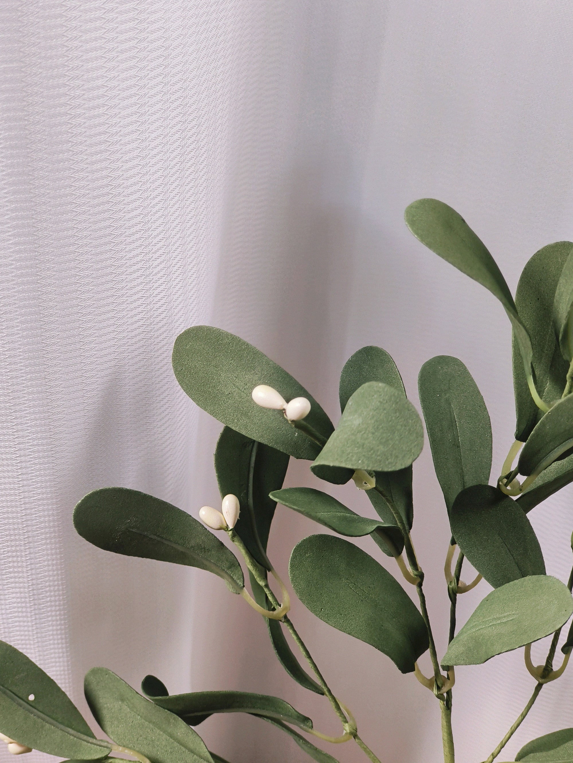 Künstliche Mistelzweige 30 cm mit rotem Band – Weihnachtsornament