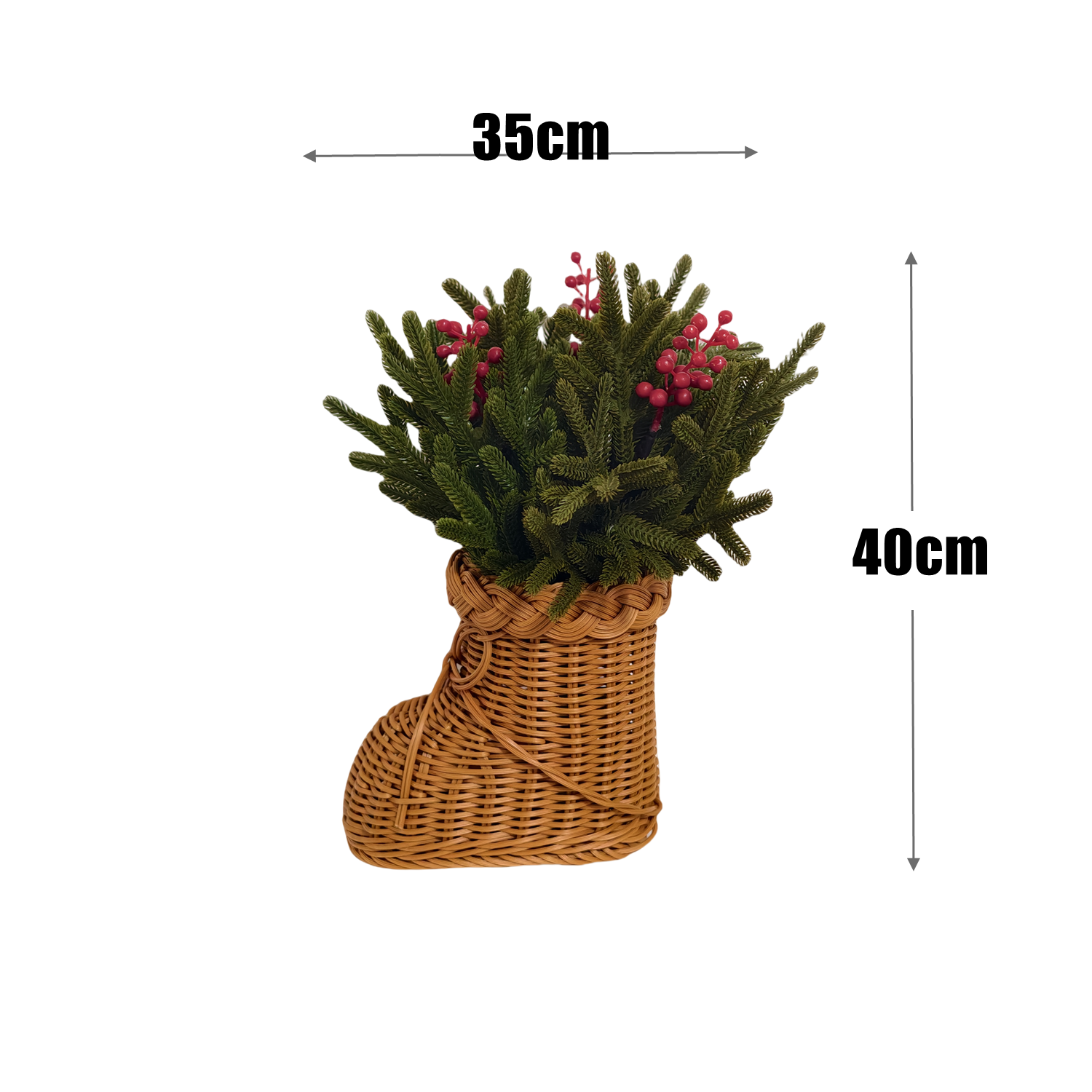 40cm ünstliche Norfolk-Kieferntriebe mit roten Beeren in einer geflochtenen Rattan-Vase mit Füßen – Weihnachtsdekorationen