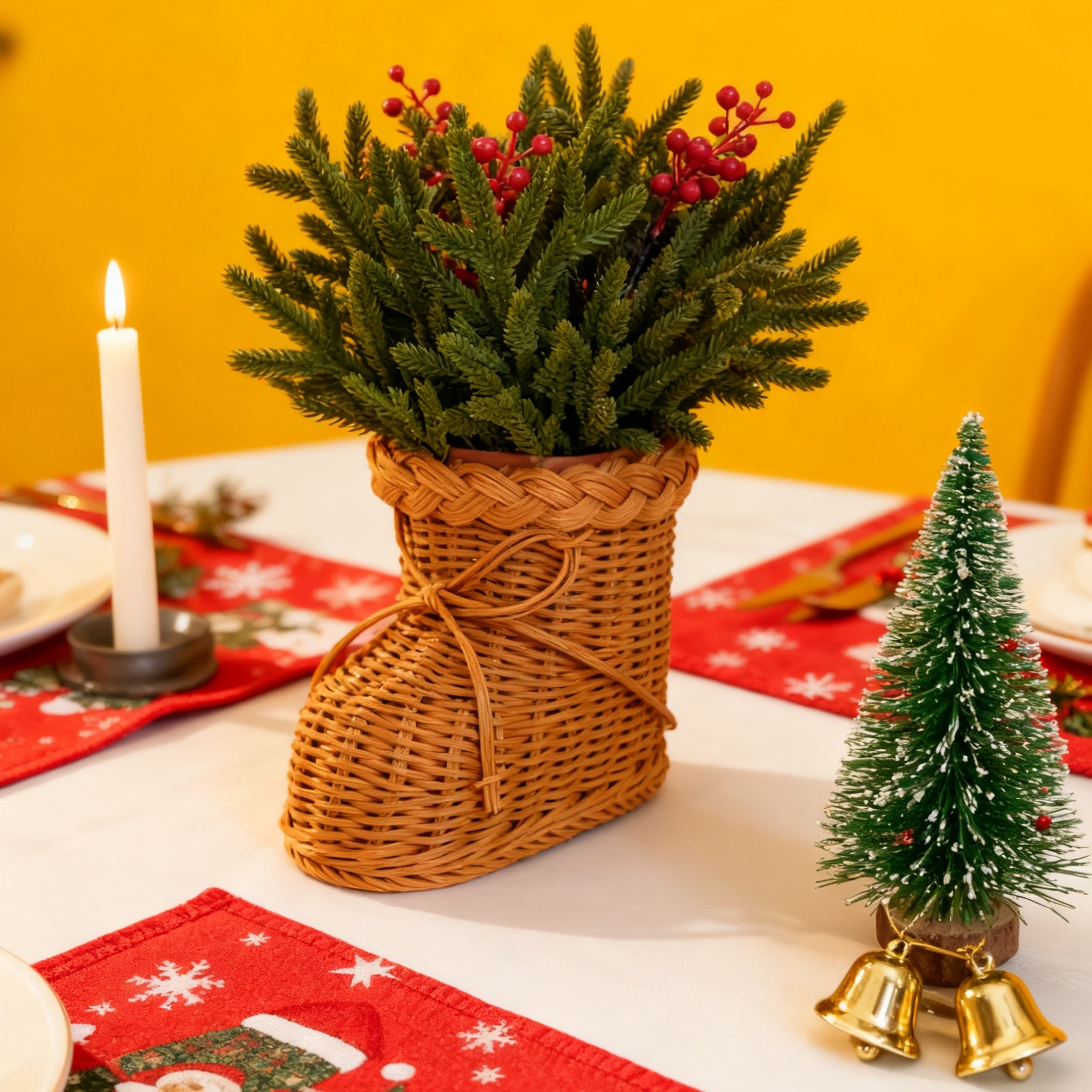 40cm ünstliche Norfolk-Kieferntriebe mit roten Beeren in einer geflochtenen Rattan-Vase mit Füßen – Weihnachtsdekorationen