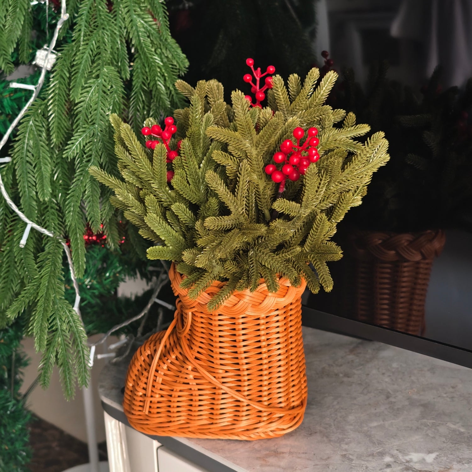 40cm ünstliche Norfolk-Kieferntriebe mit roten Beeren in einer geflochtenen Rattan-Vase mit Füßen – Weihnachtsdekorationen