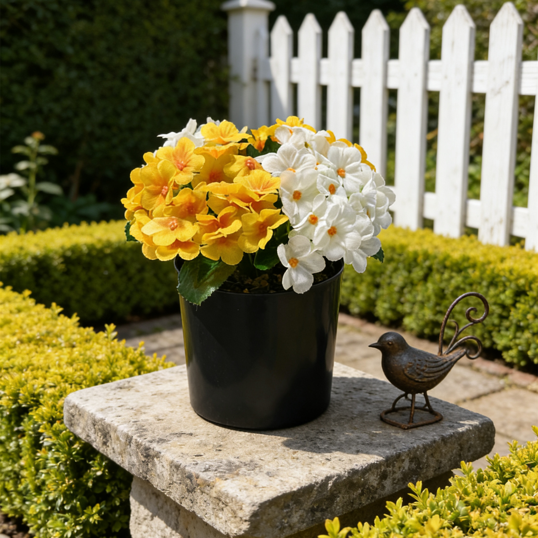 Künstliche Primeln im Kunststofftopf für Garten und Außenbereich