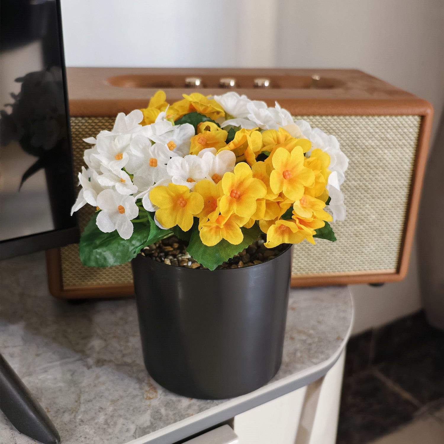 Künstliche Primeln im Kunststofftopf für Garten und Außenbereich