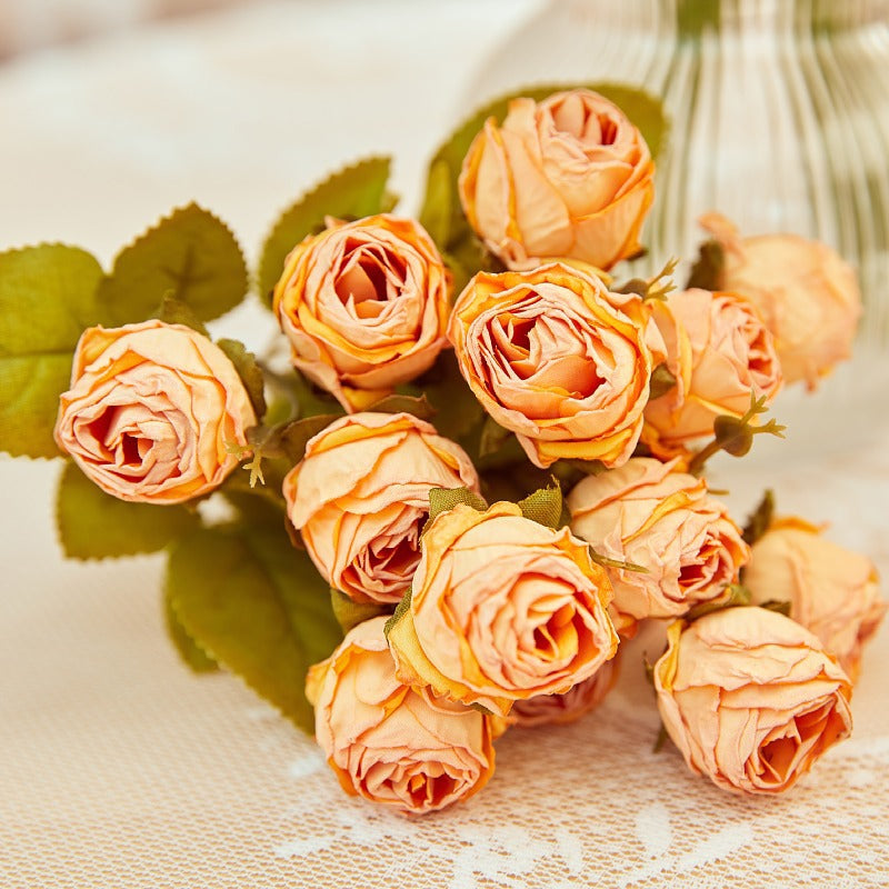 32 cm Künstlicher Strauß mit 15 kleinen randgebrannten Rosen – für Herbst-Winter-Dekoration