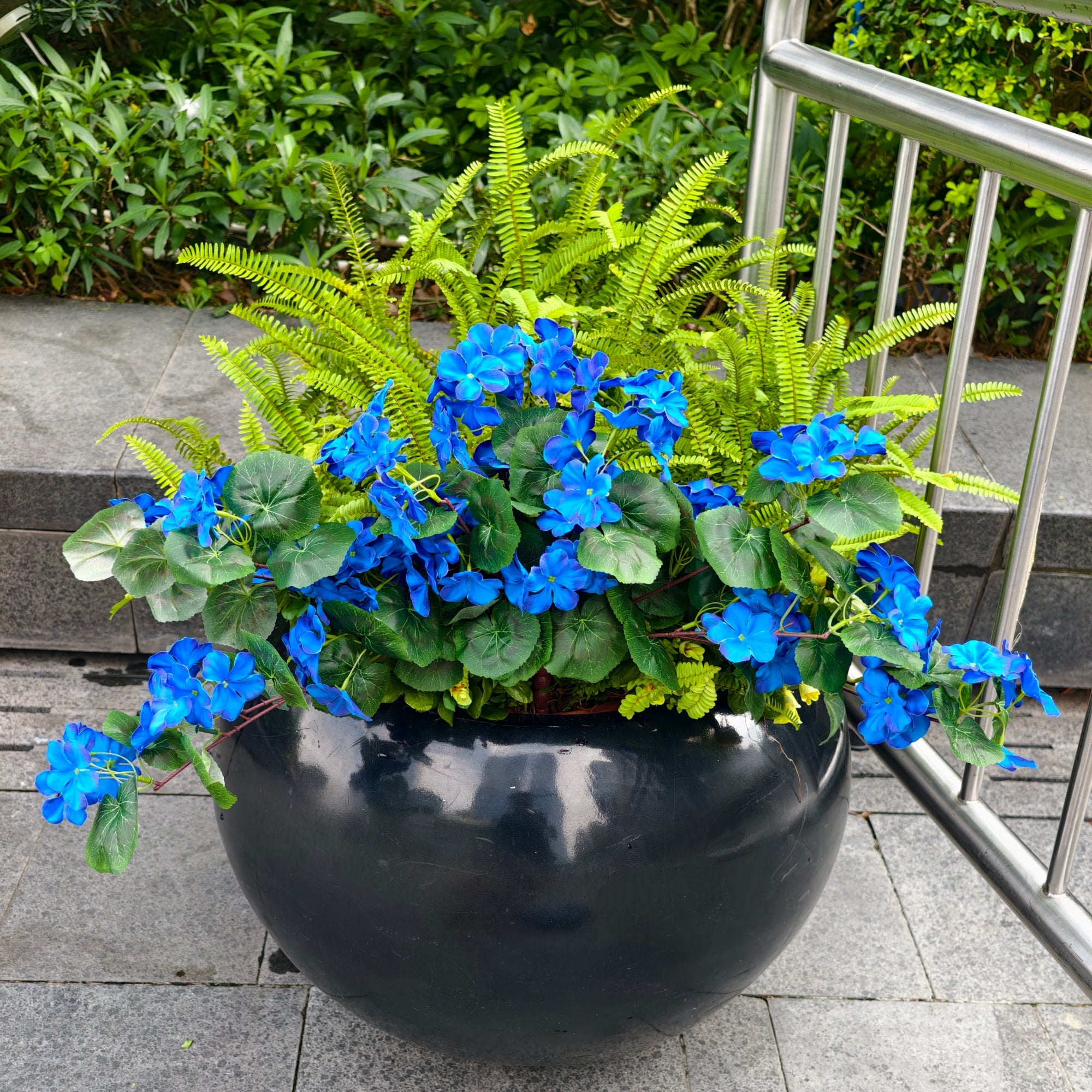 Langstielige Kunst-Geranien – UV-beständige Seidenblume, verblasst nicht, lebensechter Strauch für Garten, Balkon, Terrasse & Wohnbereich