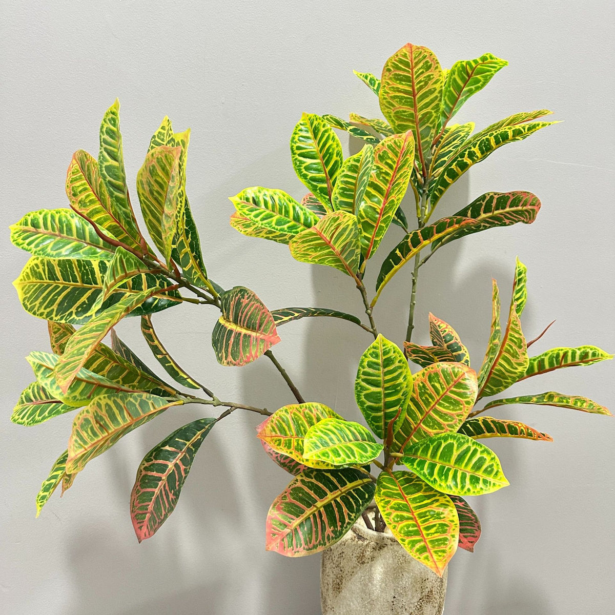 Künstliche Croton-Pflanze, 64 cm, für Innen- und Außenbereich, PE/PVC-Material