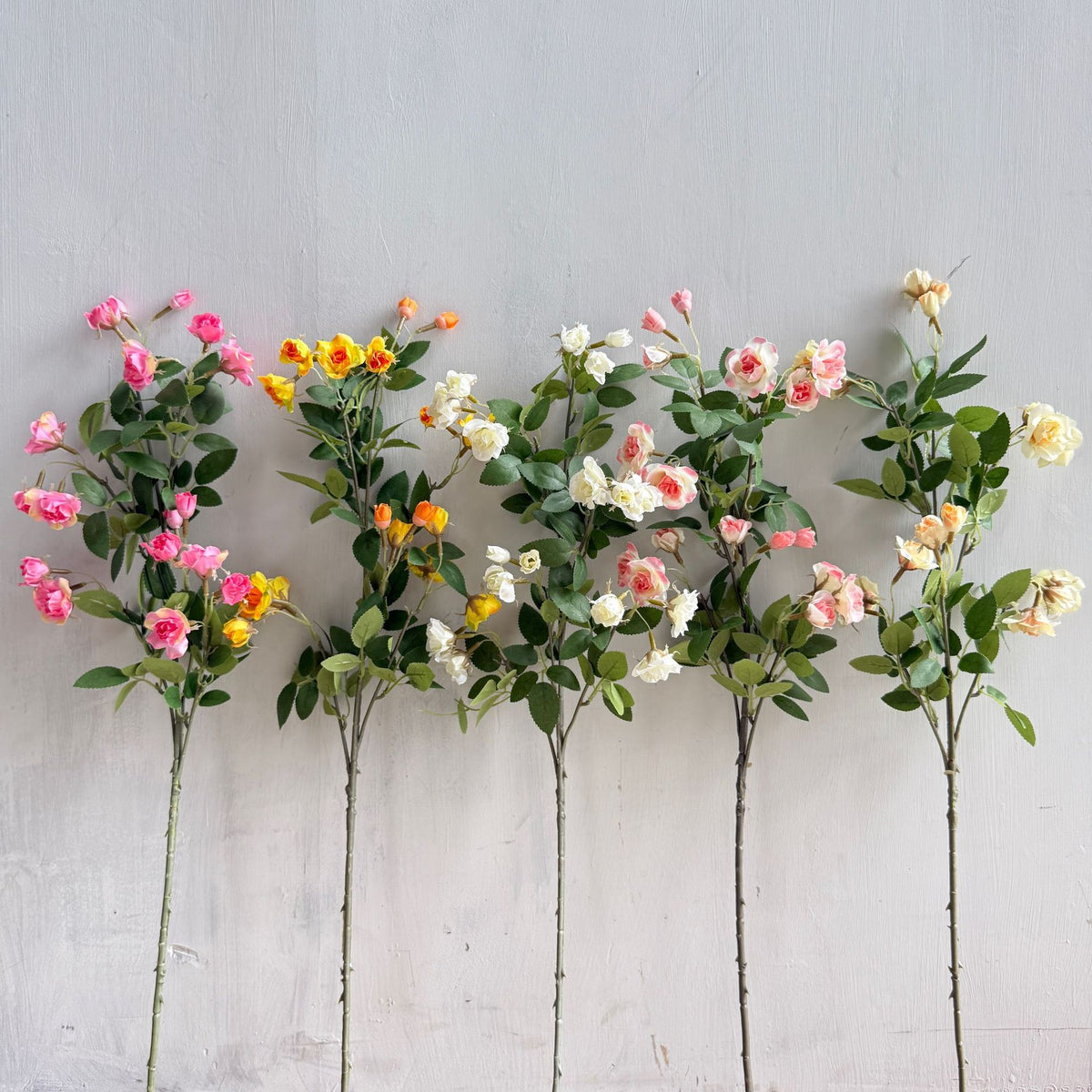 Künstliche Mini-Rosen-Busch mit 18 Blüten, 64 cm, Seidenblumen für Innenraum-Deko, Hochzeit, Event