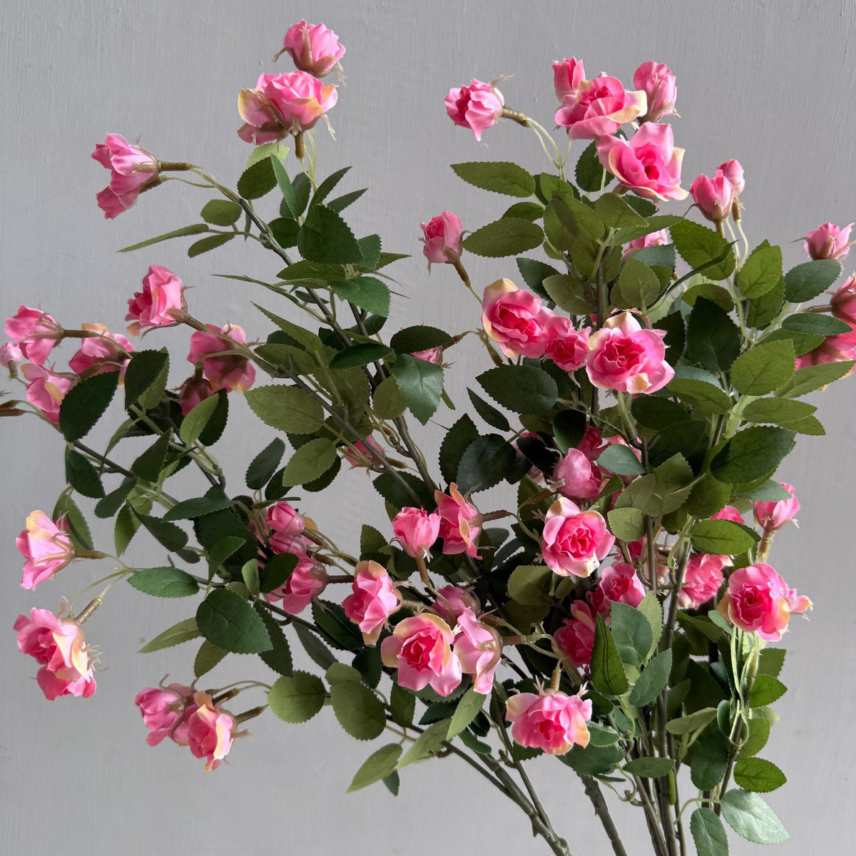Künstliche Mini-Rosen-Busch mit 18 Blüten, 64 cm, Seidenblumen für Innenraum-Deko, Hochzeit, Event