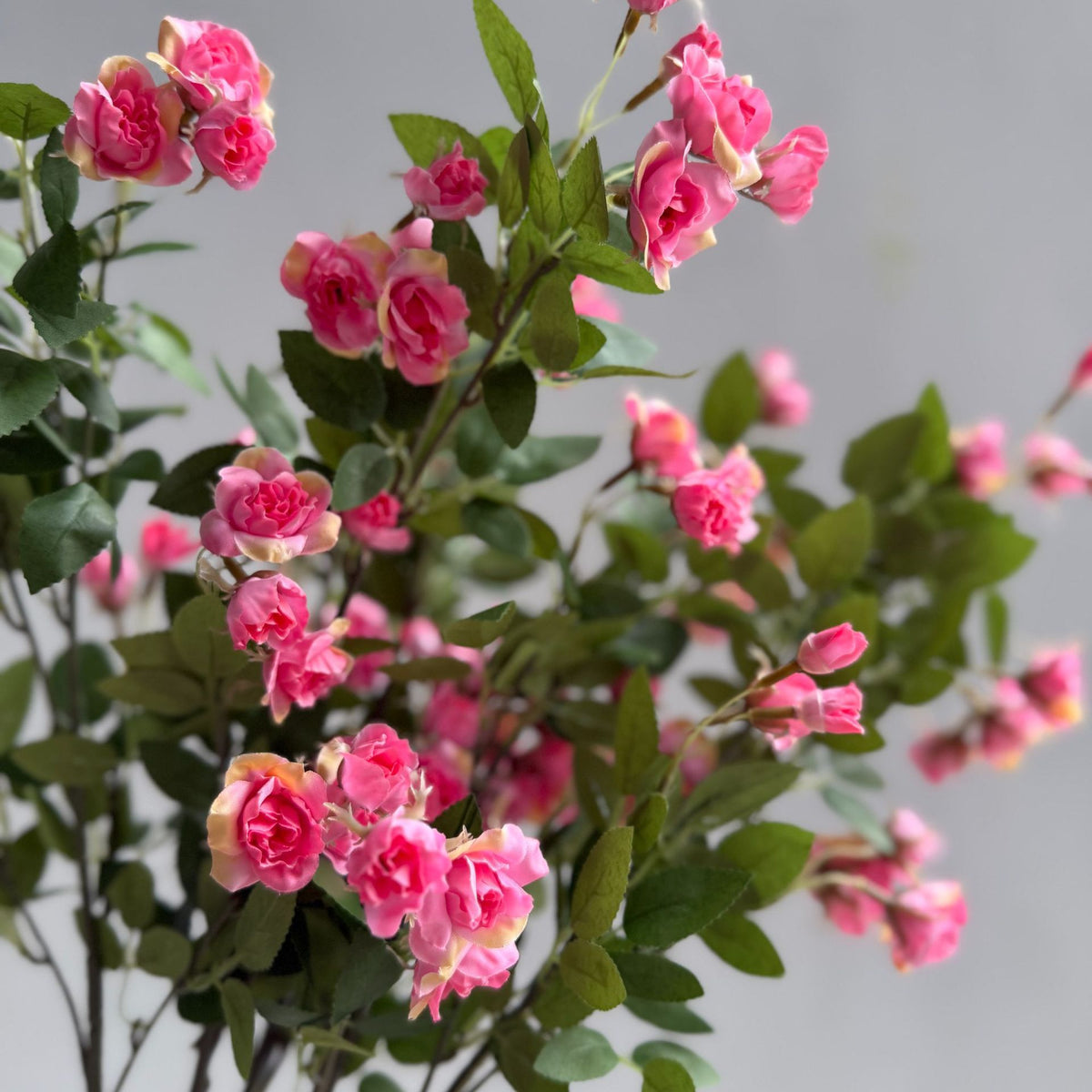 Künstliche Mini-Rosen-Busch mit 18 Blüten, 64 cm, Seidenblumen für Innenraum-Deko, Hochzeit, Event