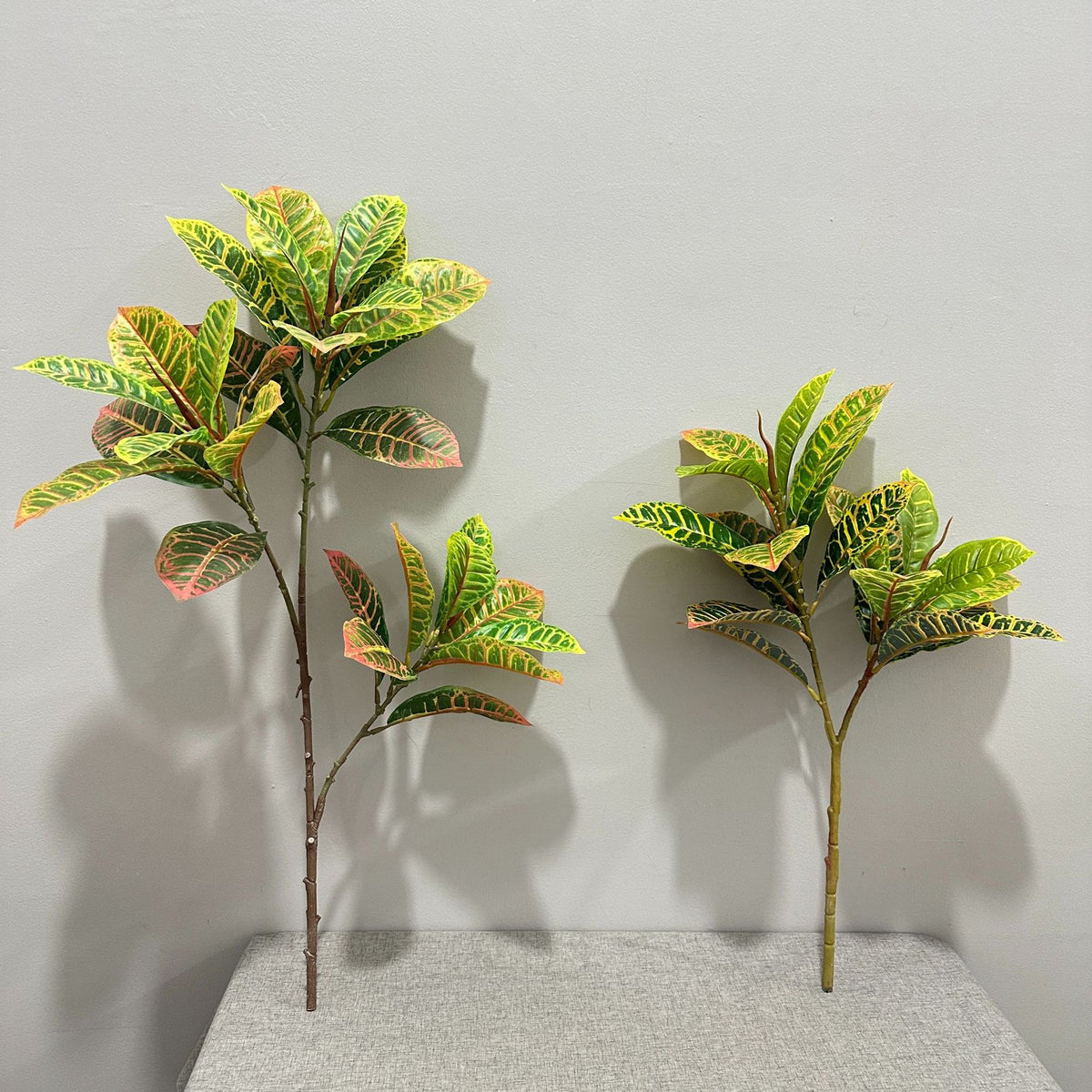 Künstliche Croton-Pflanze, 64 cm, für Innen- und Außenbereich, PE/PVC-Material