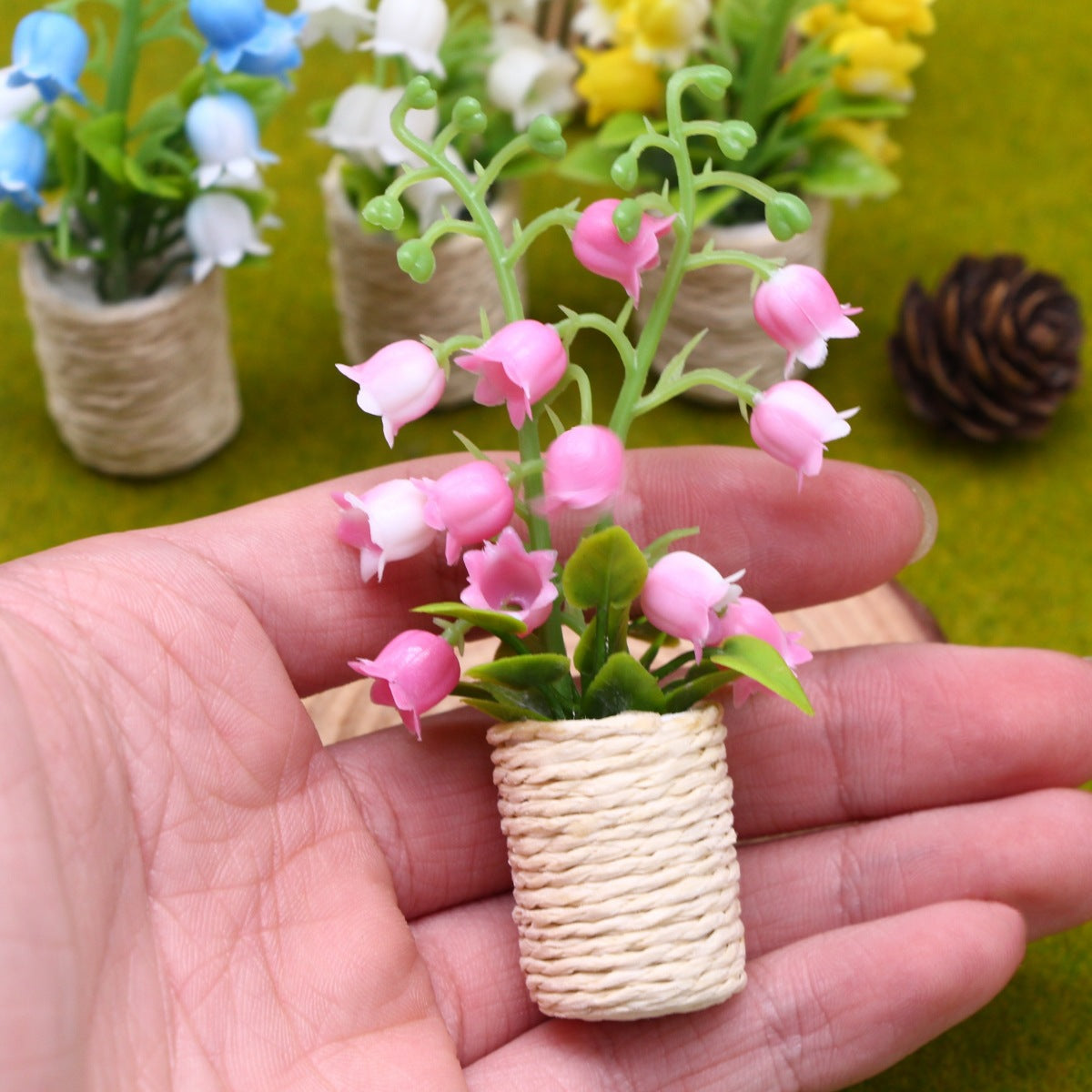 Miniatur-Maiglöckchen Pflanze im Topf, 10 cm hoch, Kunststoff (PE/PVC), für Wohnaccessoires und Szenengestaltung
