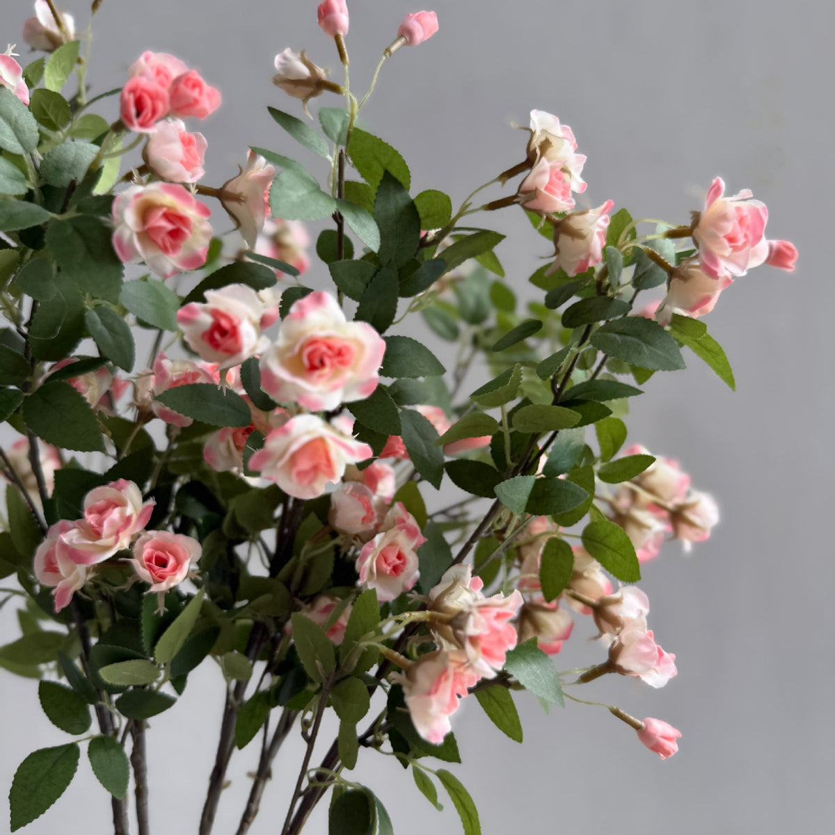 Künstliche Mini-Rosen-Busch mit 18 Blüten, 64 cm, Seidenblumen für Innenraum-Deko, Hochzeit, Event