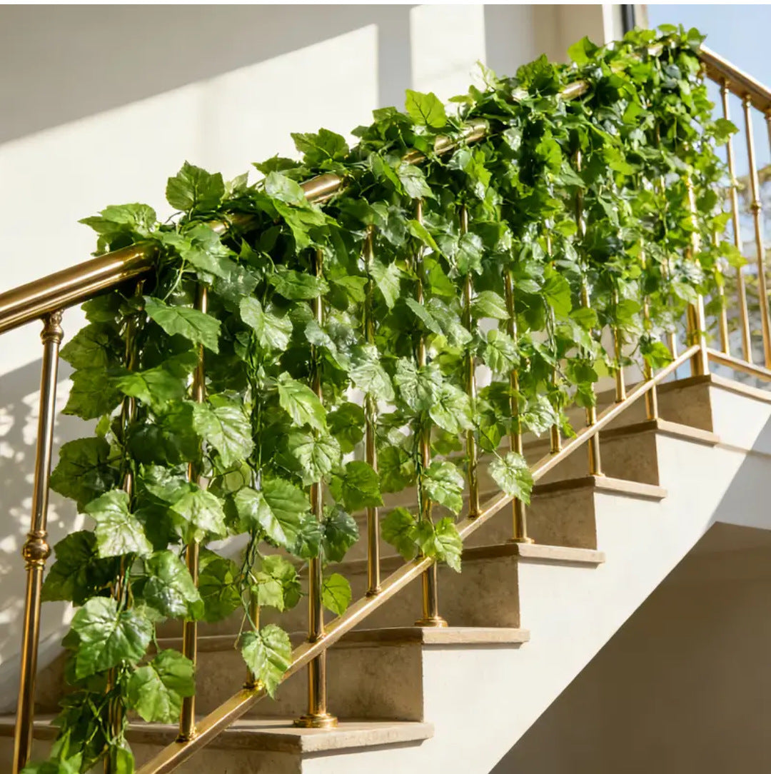 Künstliche Weinrebe Hängepflanze, 66 Blätter, Kunstseide-Optik, Rankgirlande für Garten, Balkon, Hochzeit und Gastronomie