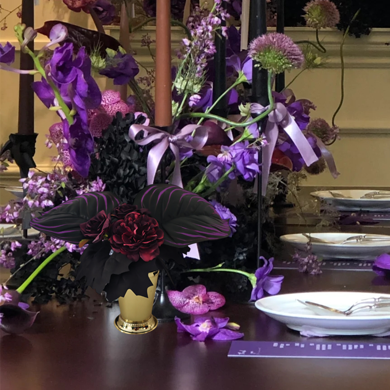 Großpackung 20 cm Fertig-Halloween-Kunstblumenarrangement – Schwarze, Lila & Burgunderrote Blüten & Blätter in edler Goldvase