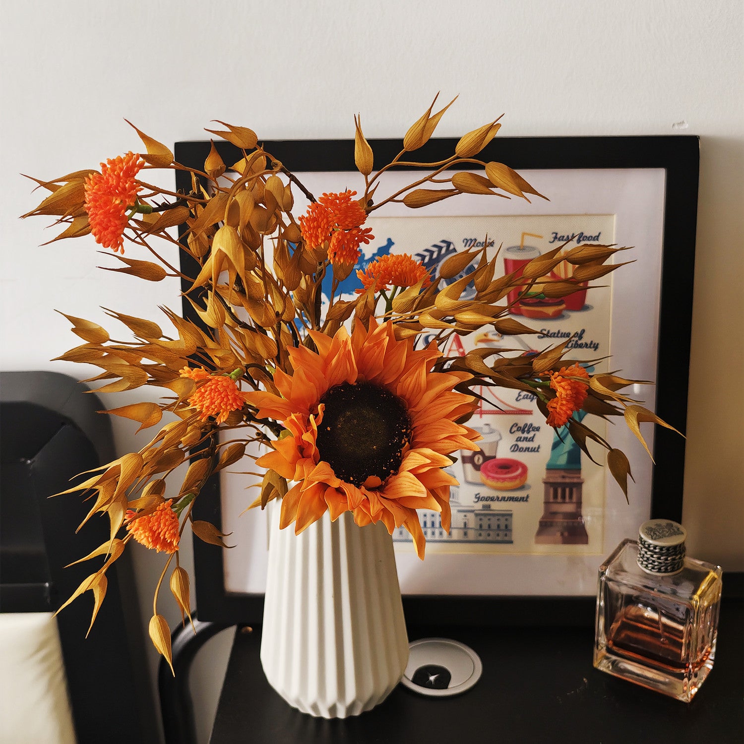 Rustikale Dekoration Künstliche Gerstenähren und Sonnenblumen mit keramischer Vase