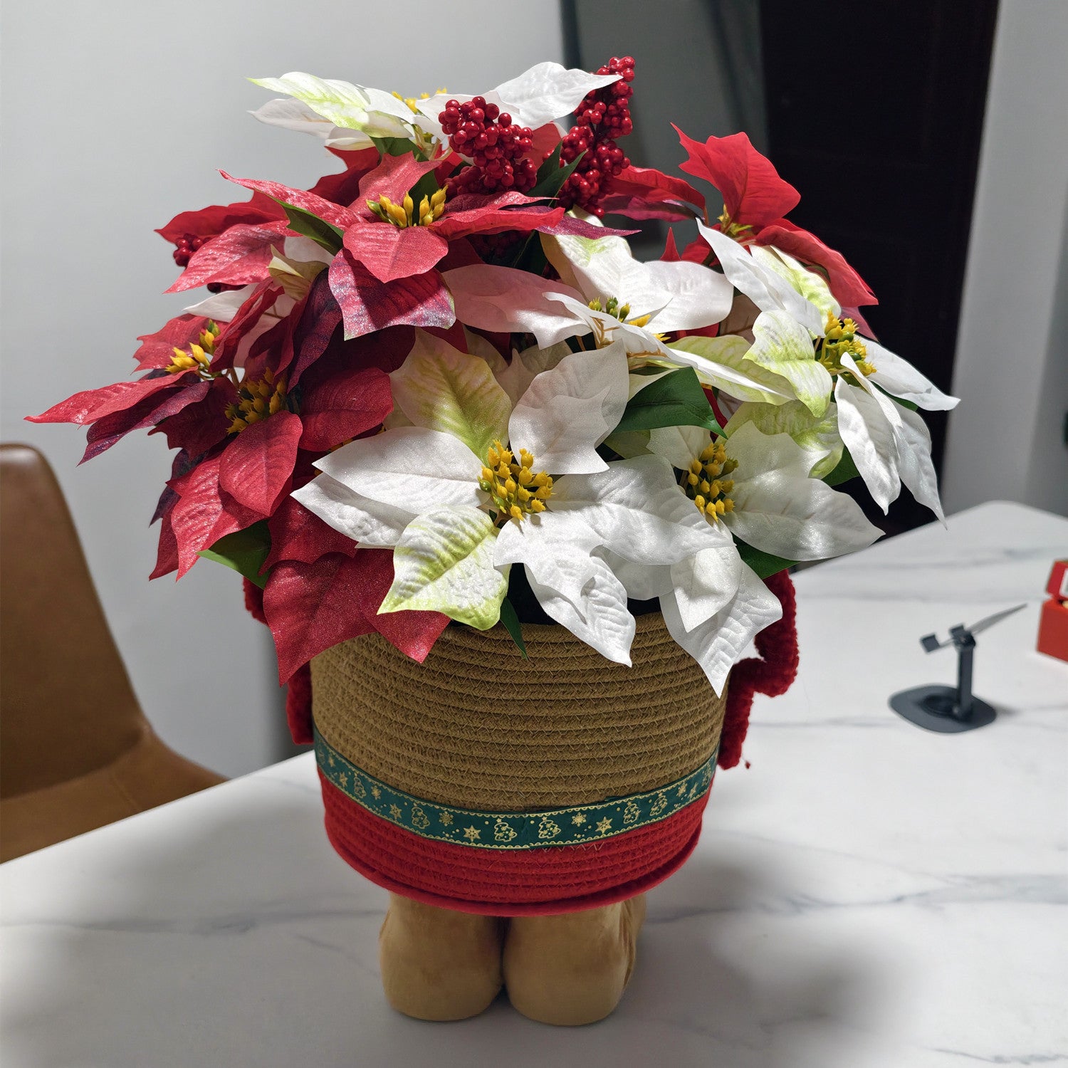 60 cm Seiden-Poinsettien-Arrangement mit Beeren – Geflochtene Rattan-Hirsch-Ständer-Vase, Weihnachtsdekor für zu Hause