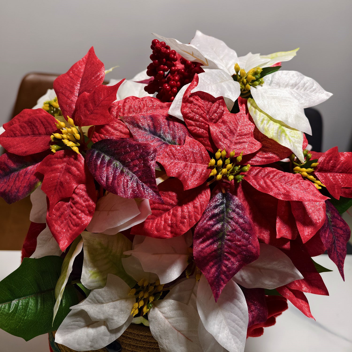 60 cm Seiden-Poinsettien-Arrangement mit Beeren – Geflochtene Rattan-Hirsch-Ständer-Vase, Weihnachtsdekor für zu Hause