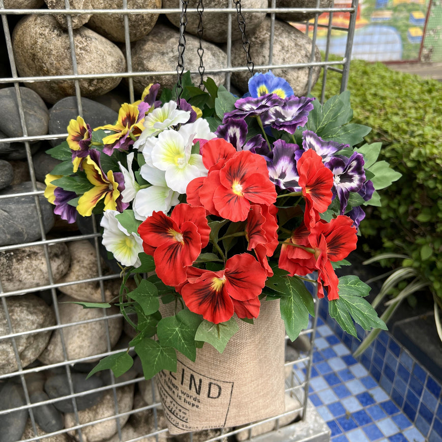 Vorgemontierte künstliche Außenblumen mit Hängeschale Hänge-Efeu-Pflanzen, Stiefmütterchen-Blüten