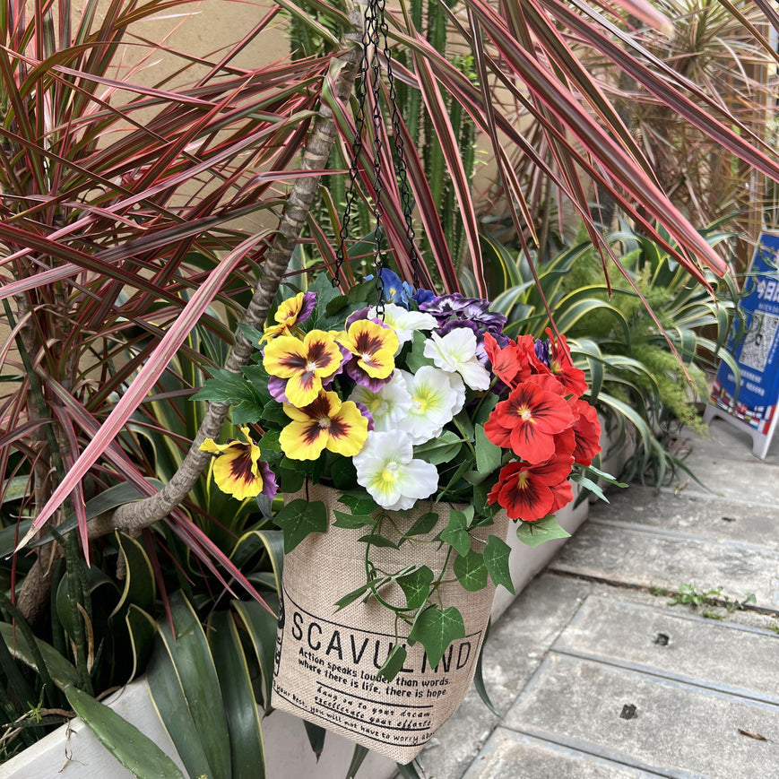 Vorgemontierte künstliche Außenblumen mit Hängeschale Hänge-Efeu-Pflanzen, Stiefmütterchen-Blüten