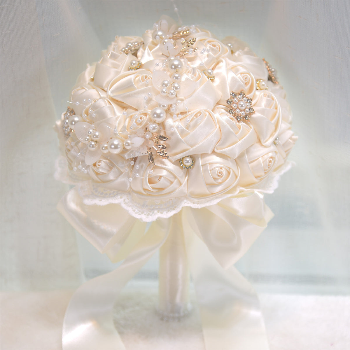 Eleganter Runder Brautstrauß aus Satinrosen