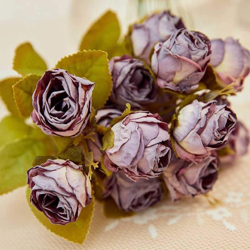 32 cm Künstlicher Strauß mit 15 kleinen randgebrannten Rosen – für Herbst-Winter-Dekoration