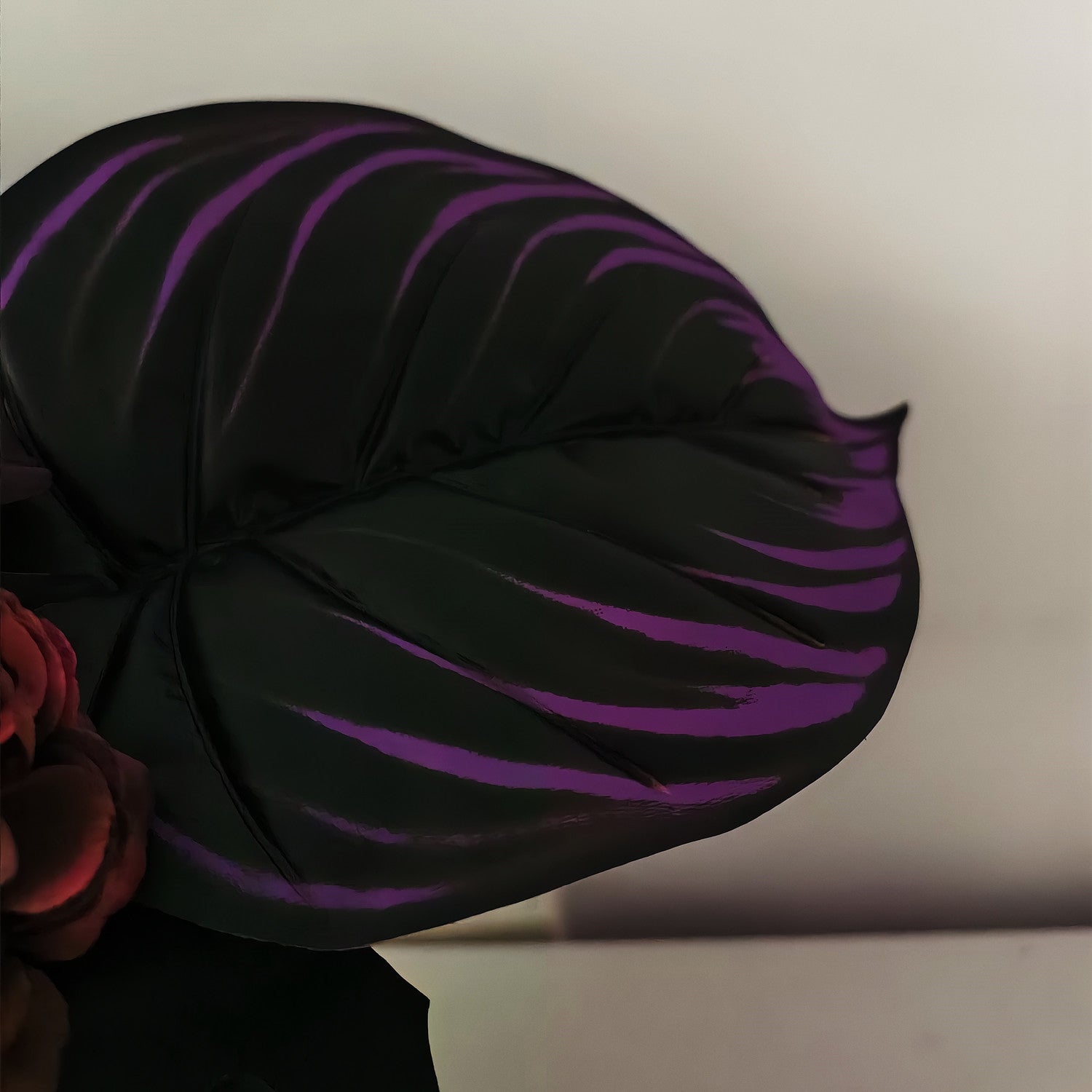 Großpackung 20 cm Fertig-Halloween-Kunstblumenarrangement – Schwarze, Lila & Burgunderrote Blüten & Blätter in edler Goldvase