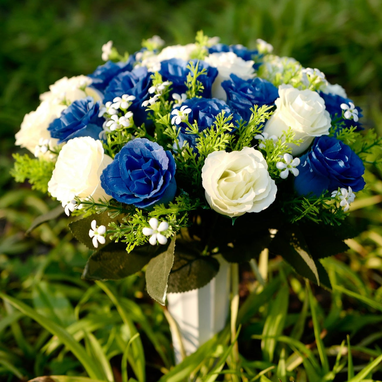 Grabschmuck Rosenstrauß mit Vase | ca. 38 cm | Wetterfeste Kunstblumen | Grabgesteck für Allerheiligen & Gedenken