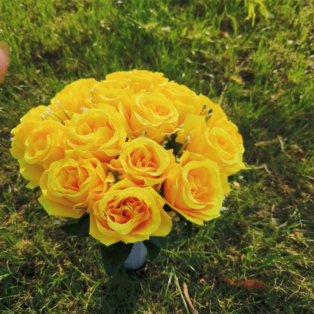 Grabschmuck Rosenstrauß mit Vase | ca. 38 cm | Wetterfeste Kunstblumen | Grabgesteck für Allerheiligen & Gedenken