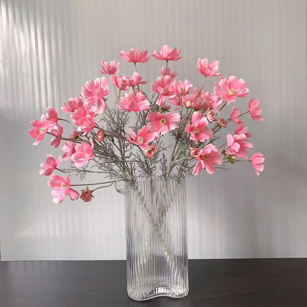 Gänseblümchen Stiel 60 cm, Künstlicher Kosmee Zweig aus Seide, Täuschend echte Kunstblume für Vase, Hochzeit, Gastronomie & Deko