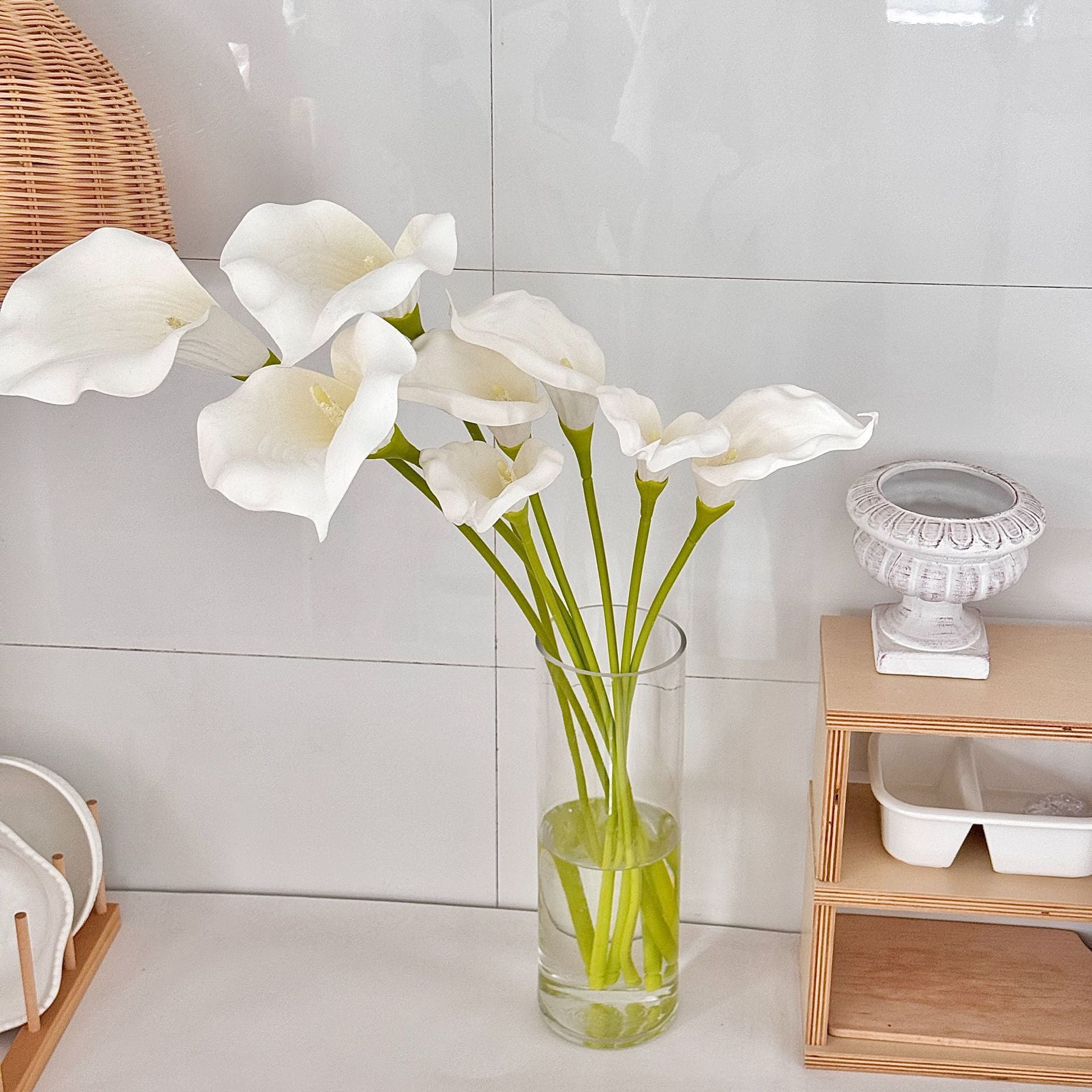 Weiße künstliche Calla-Lilien mit realistischem Griff - Perfect für Hausdekoration
