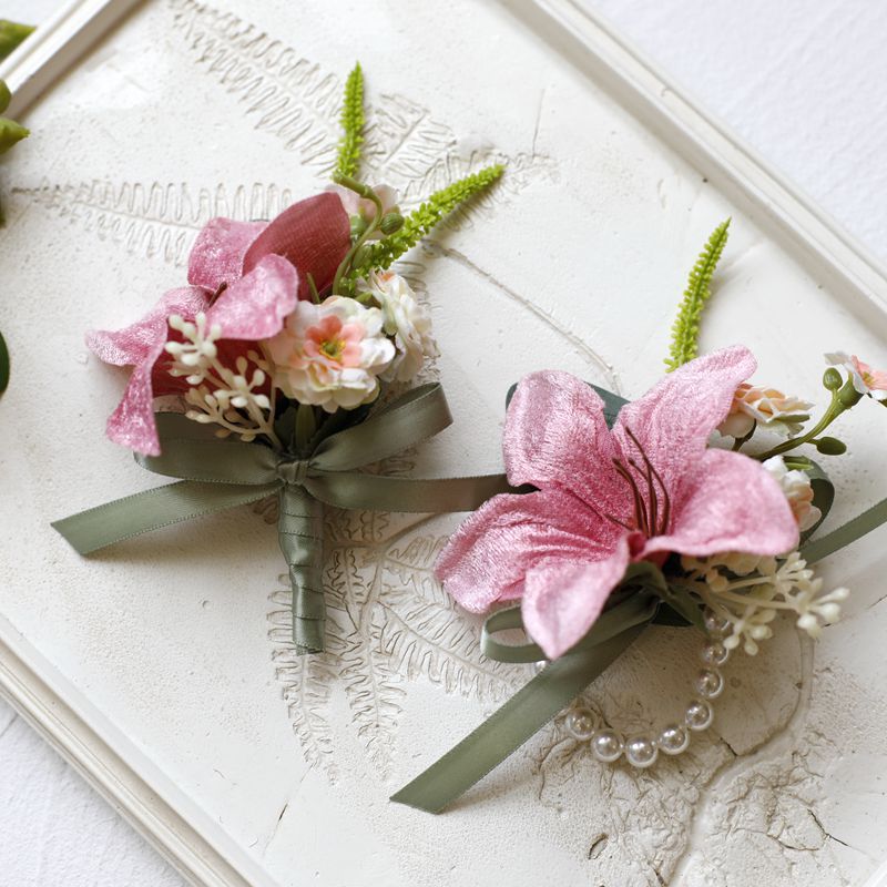 Künstliche Lilien-Wrist-Corsage- und Boutonniere-Set aus retro-Velours für Hochzeitsfeiern